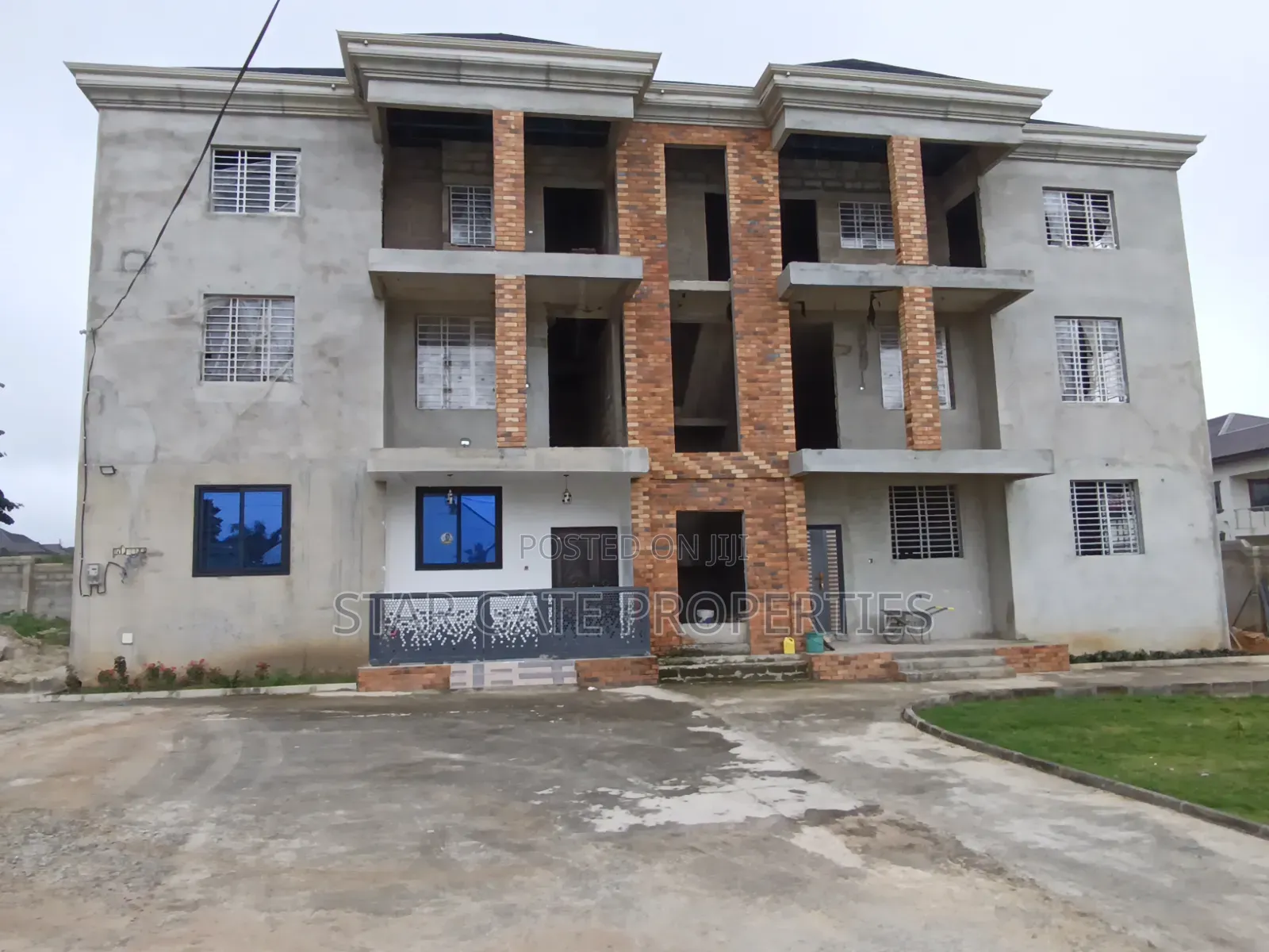 12bdrm House in Ejisu for sale