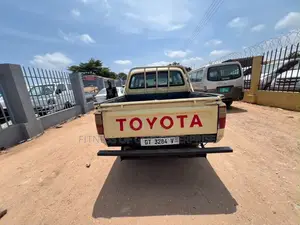 Toyota Hilux 2006 Gold
