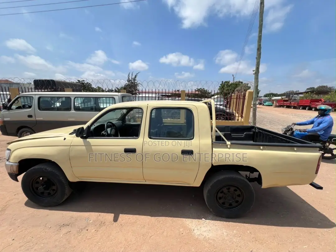 Toyota Hilux 2006 Gold