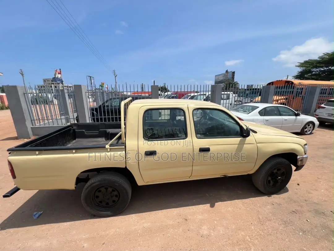 Toyota Hilux 2006 Gold