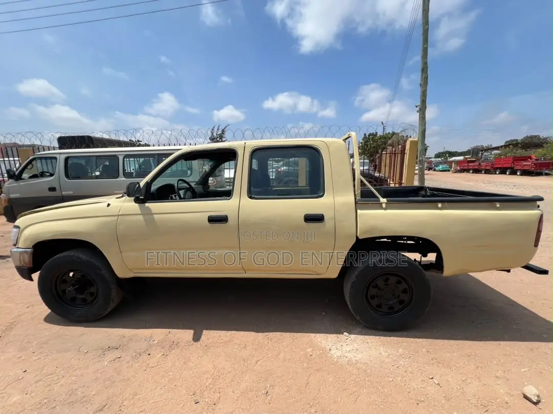 Toyota Hilux 2006 Gold