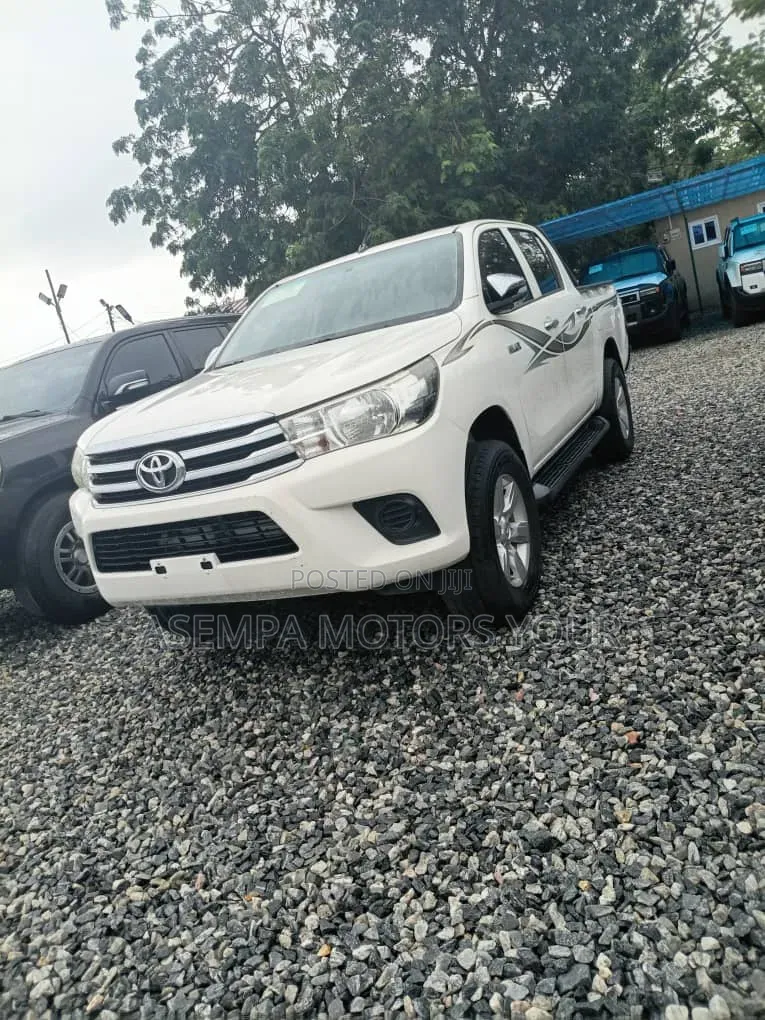 Toyota Hilux 2022 White