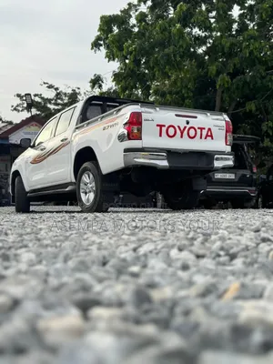 Toyota Hilux 2022 White