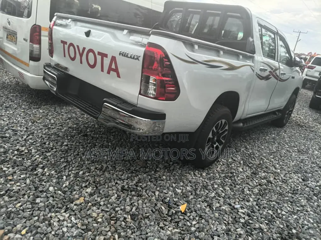 Toyota Hilux 2022 White