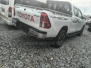 Toyota Hilux 2022 White
