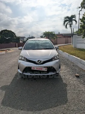 Toyota Vitz 2014 Silver