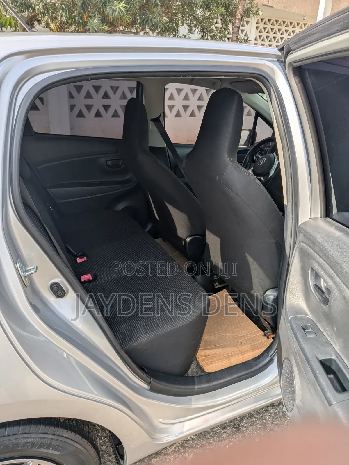 Toyota Vitz 2014 Silver
