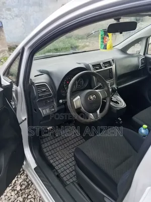 Toyota Ractis 2015 Silver