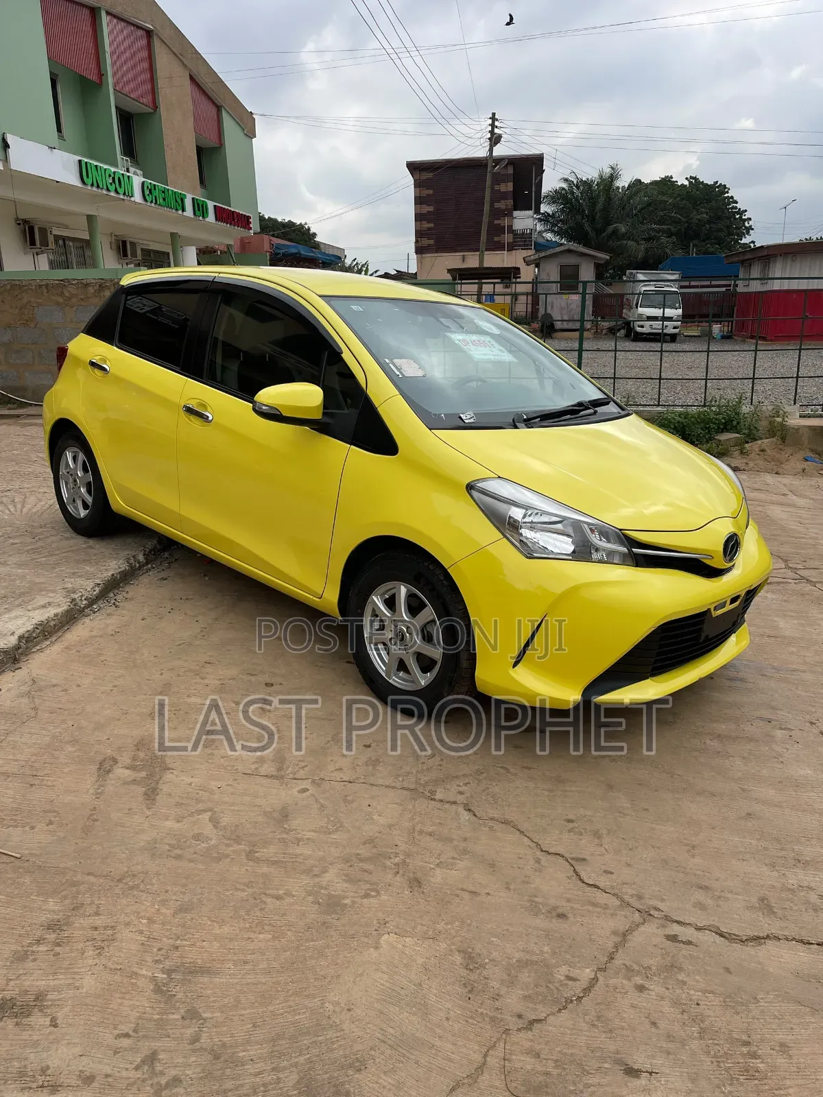 Toyota Vitz 1.3 FWD 5dr 2015 Yellow