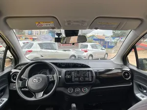 Toyota Vitz 1.3 FWD 5dr 2015 Yellow