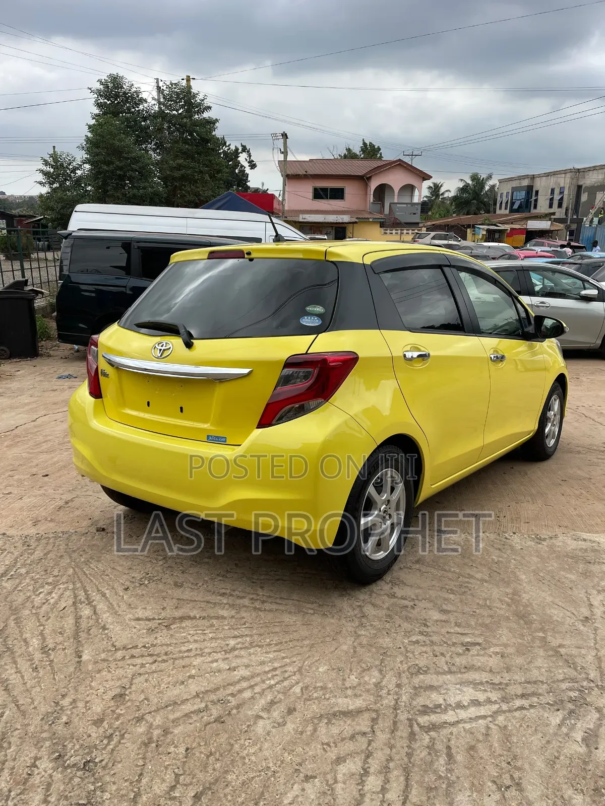 Toyota Vitz 1.3 FWD 5dr 2015 Yellow