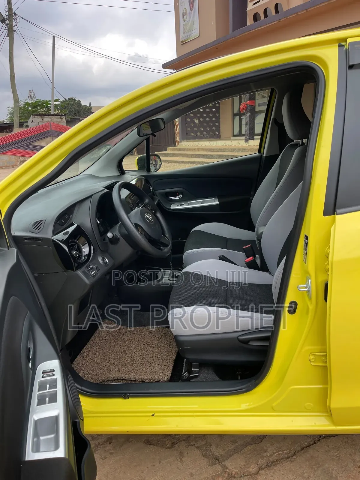 Toyota Vitz 1.3 FWD 5dr 2015 Yellow