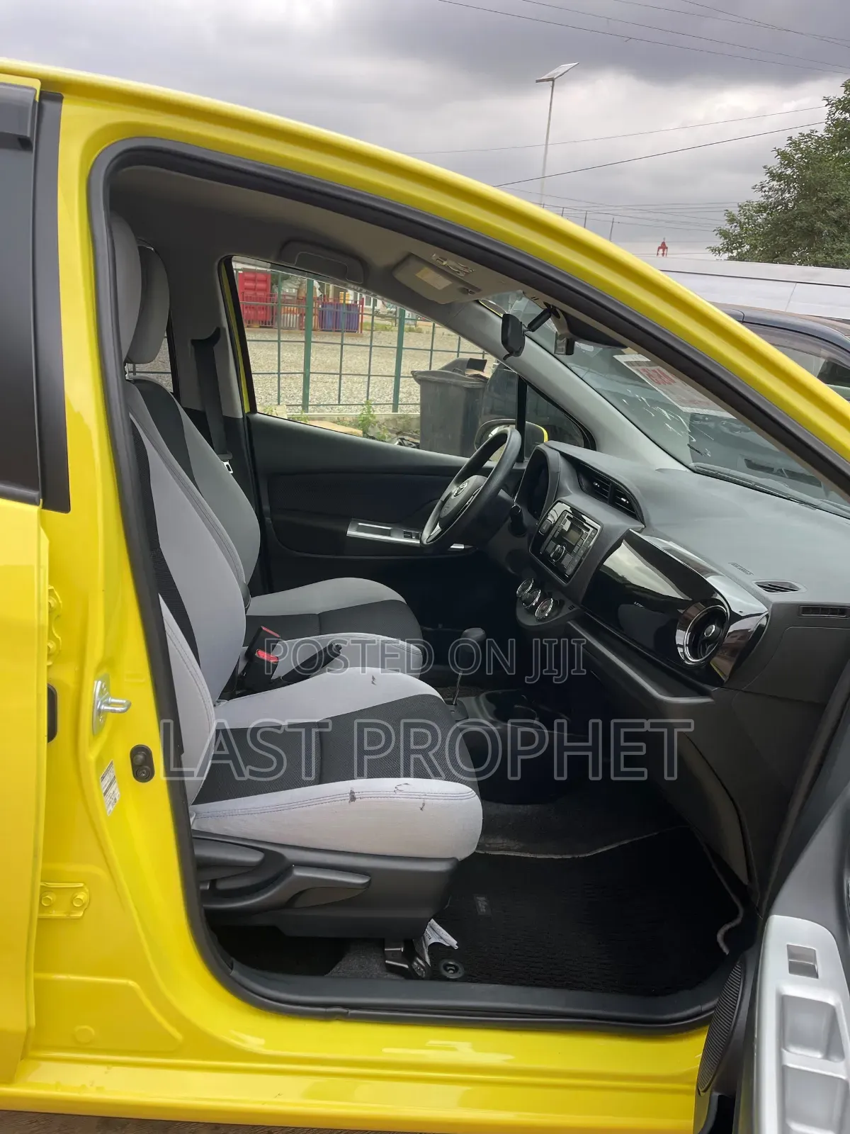 Toyota Vitz 1.3 FWD 5dr 2015 Yellow