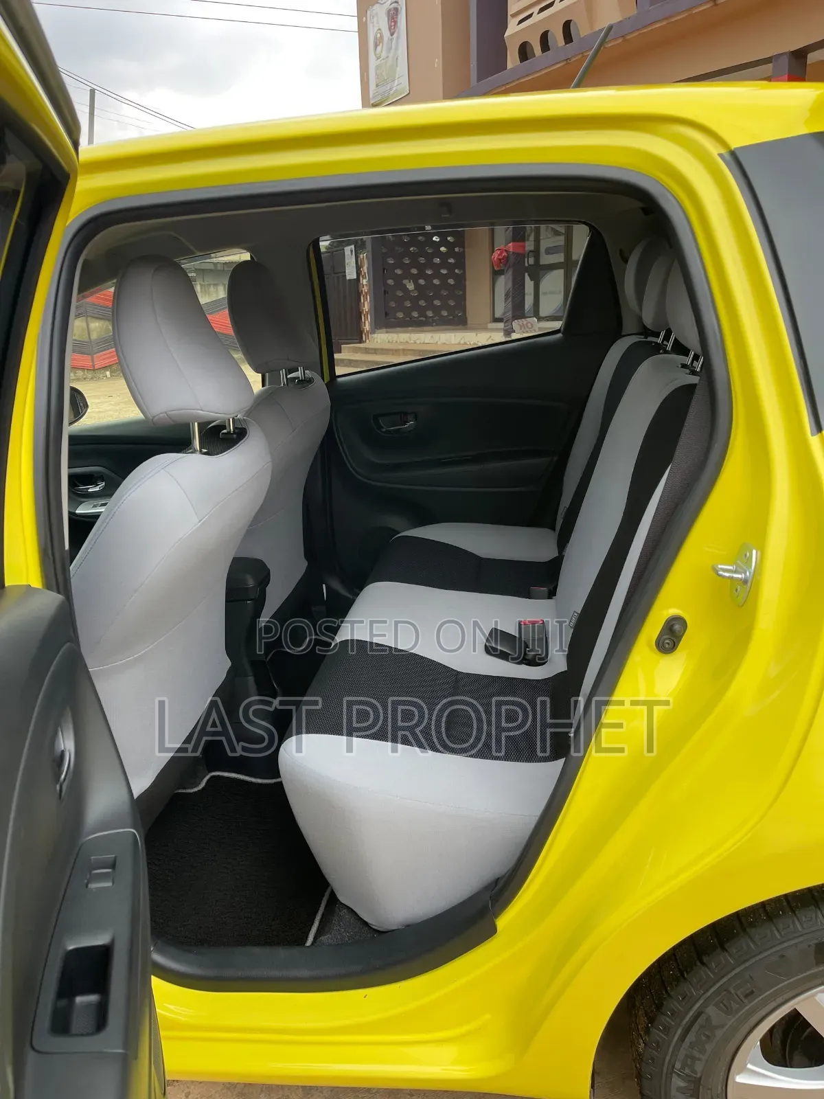 Toyota Vitz 1.3 FWD 5dr 2015 Yellow