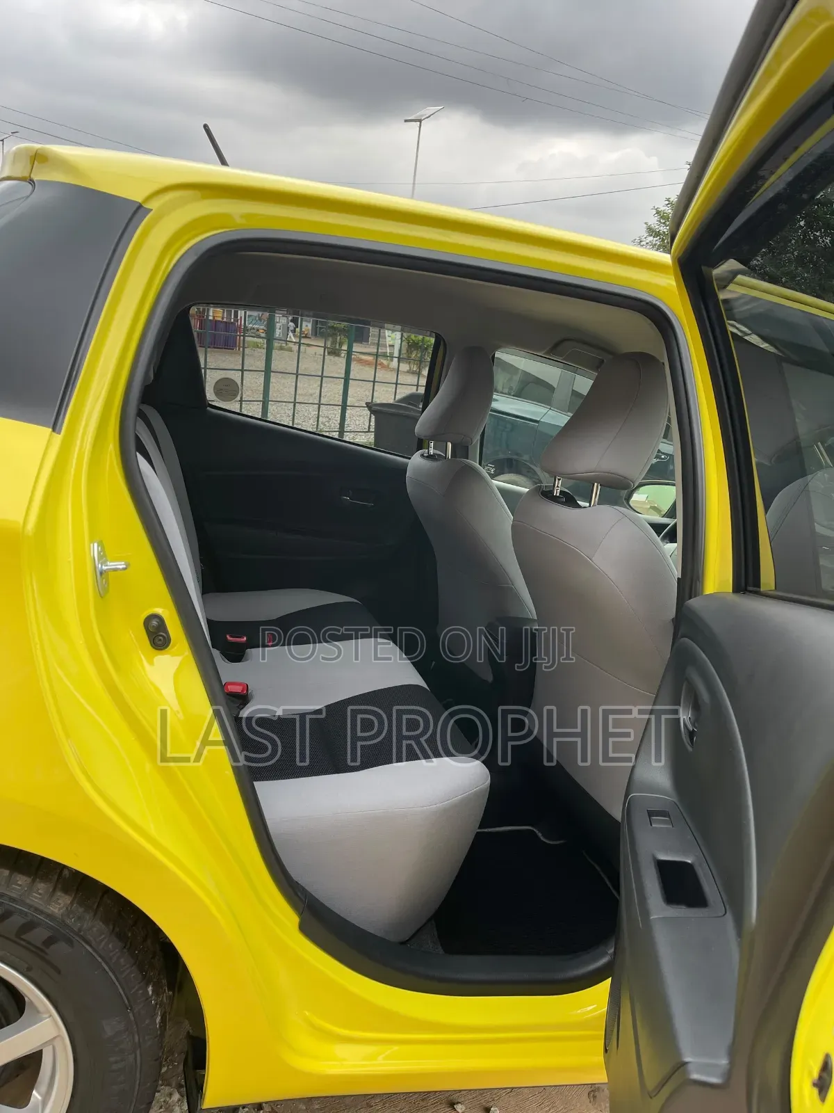 Toyota Vitz 1.3 FWD 5dr 2015 Yellow