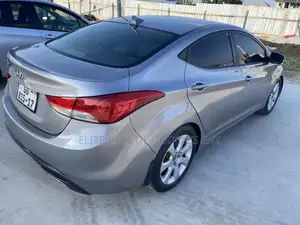 Hyundai Elantra Limited Sedan FWD (1.8L 4cyl 6A) 2013 Silver