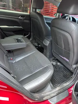 Hyundai Elantra Limited Sedan FWD (2.0L 4cyl 6A) 2017 Red