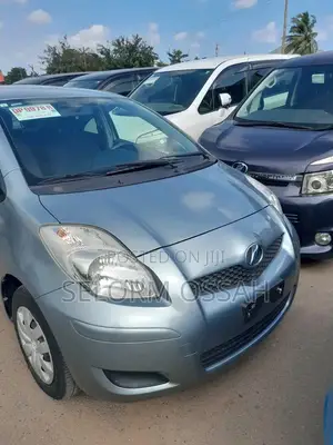 Toyota Vitz 2010 Silver