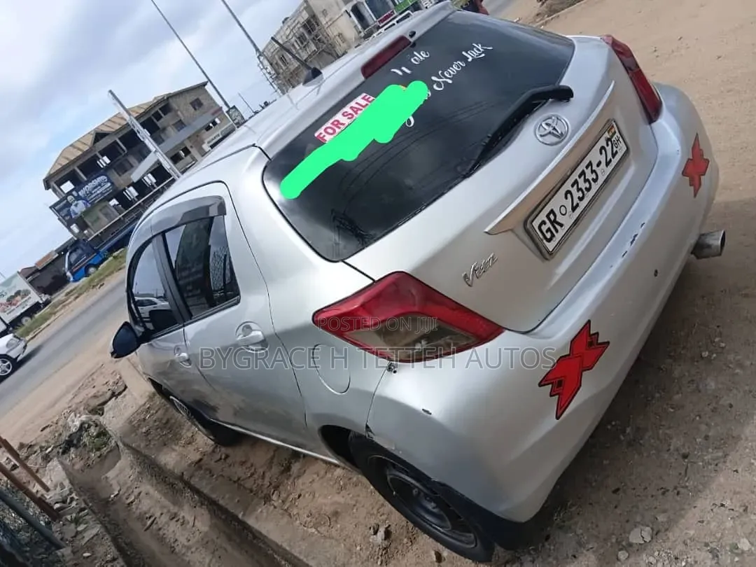 Toyota Vitz 2013 Silver