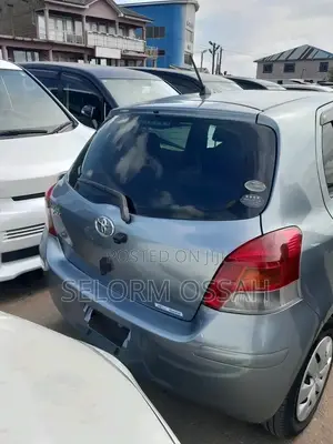 Toyota Vitz 2010 Silver
