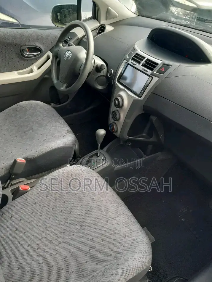 Toyota Vitz 2010 Silver