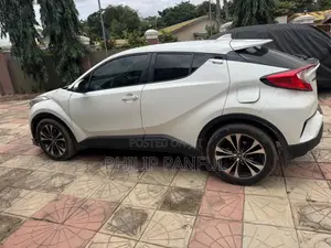 Toyota C-HR XLE FWD Sport Utility (2.0L 4cyl 2AM) 2018 White