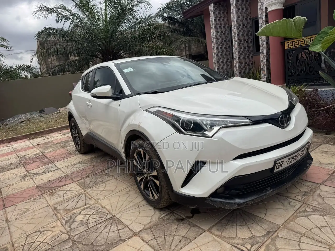 Toyota C-HR XLE FWD Sport Utility (2.0L 4cyl 2AM) 2018 White