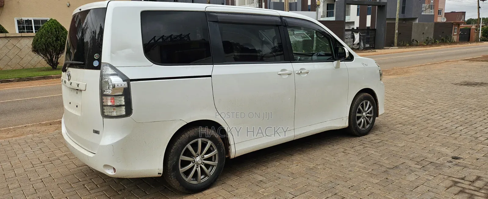 Toyota Voxy 2011 White