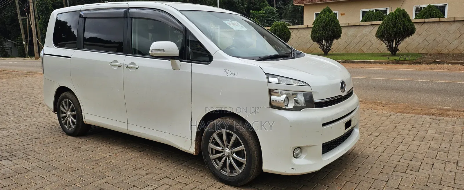 Toyota Voxy 2011 White