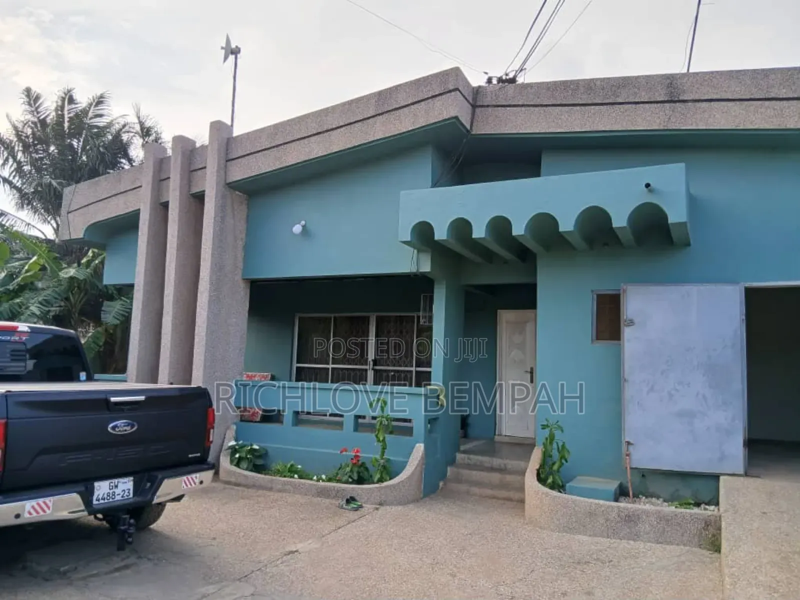 6bdrm House in Onyinasi, Awoshie for sale