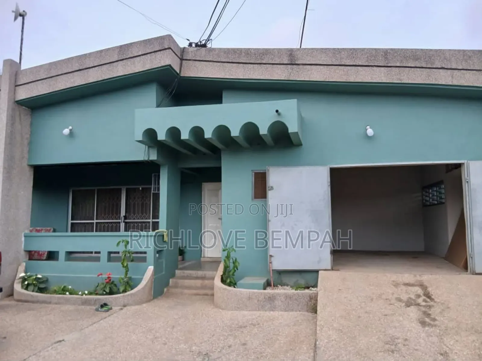6bdrm House in Onyinasi, Awoshie for sale