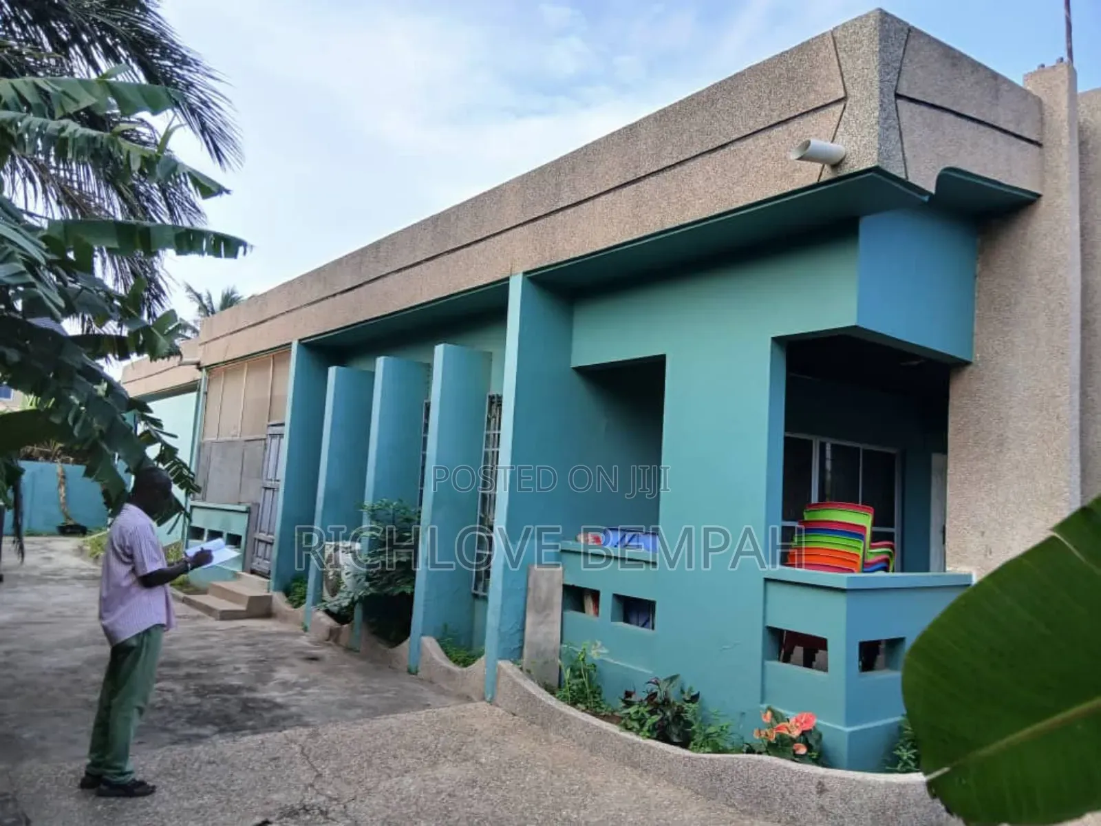 6bdrm House in Onyinasi, Awoshie for sale