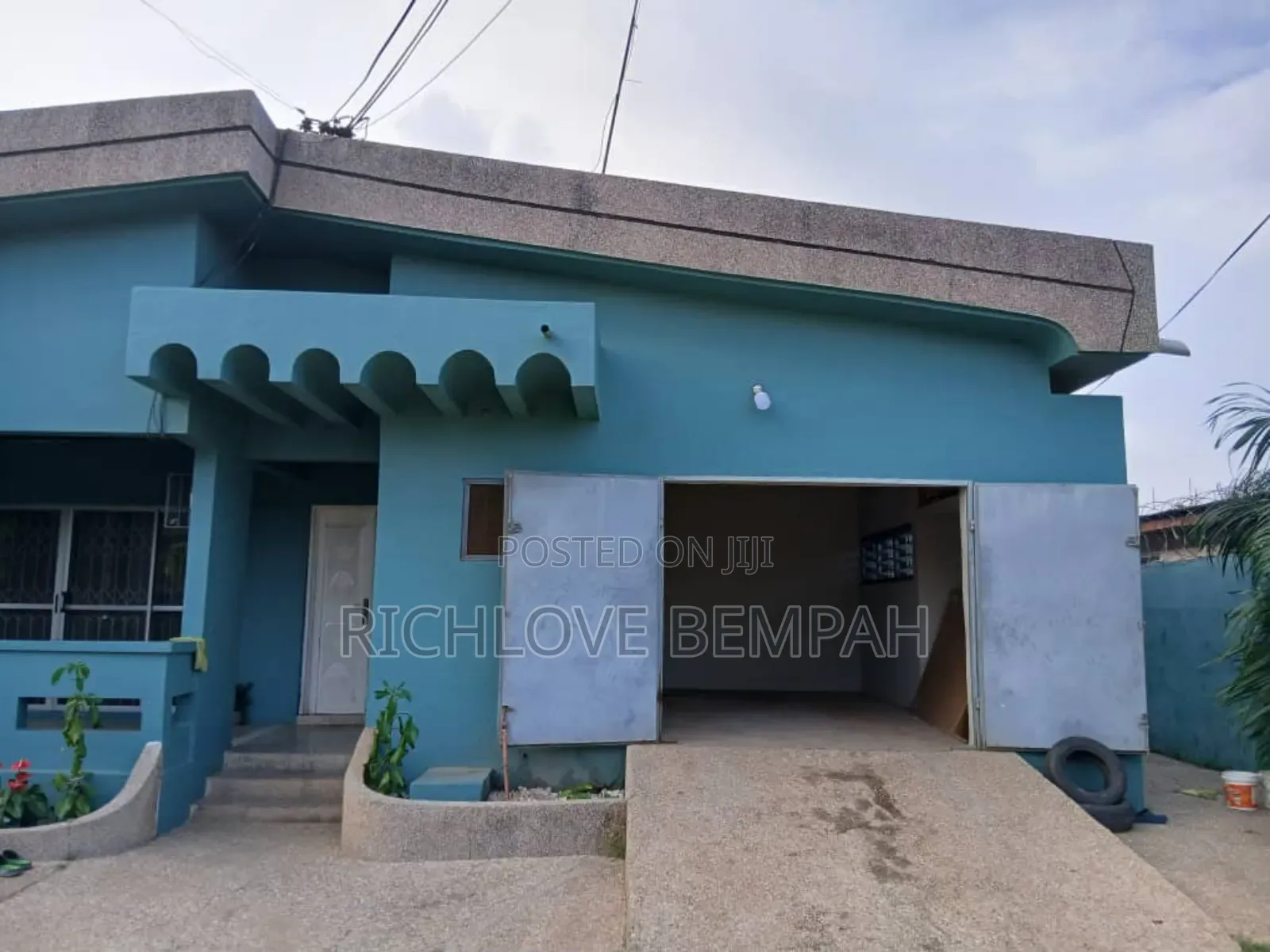 6bdrm House in Onyinasi, Awoshie for sale