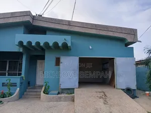 6bdrm House in Onyinasi, Awoshie for sale
