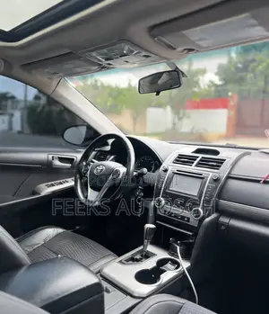 Toyota Camry SE 4dr Sedan (2.5L 4cyl 6A) 2014 White