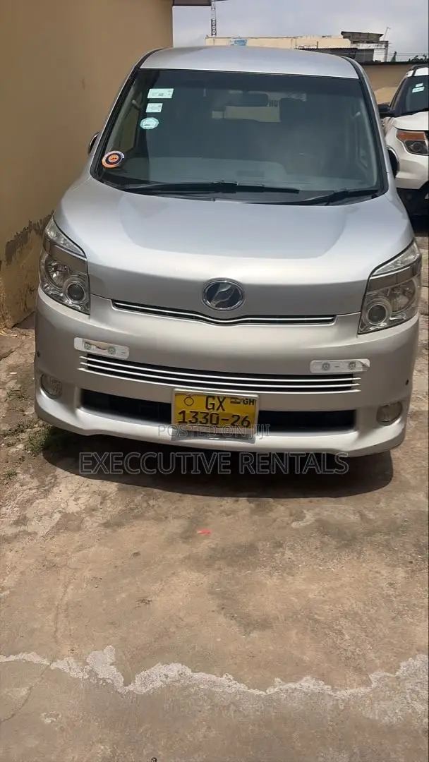 Toyota Voxy 2013 Silver