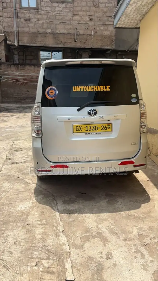 Toyota Voxy 2013 Silver