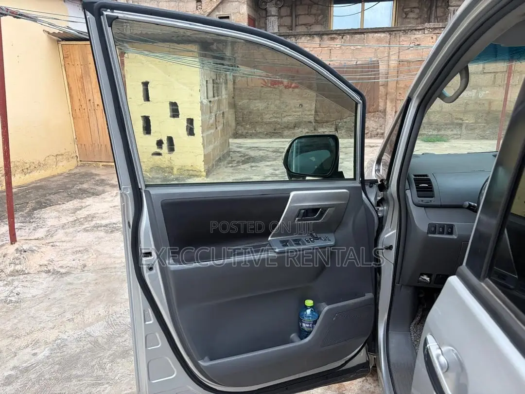 Toyota Voxy 2013 Silver