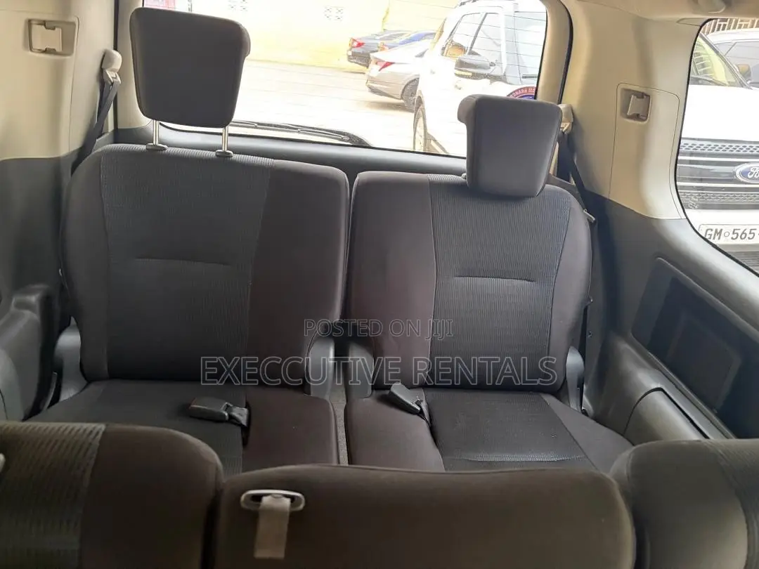 Toyota Voxy 2013 Silver
