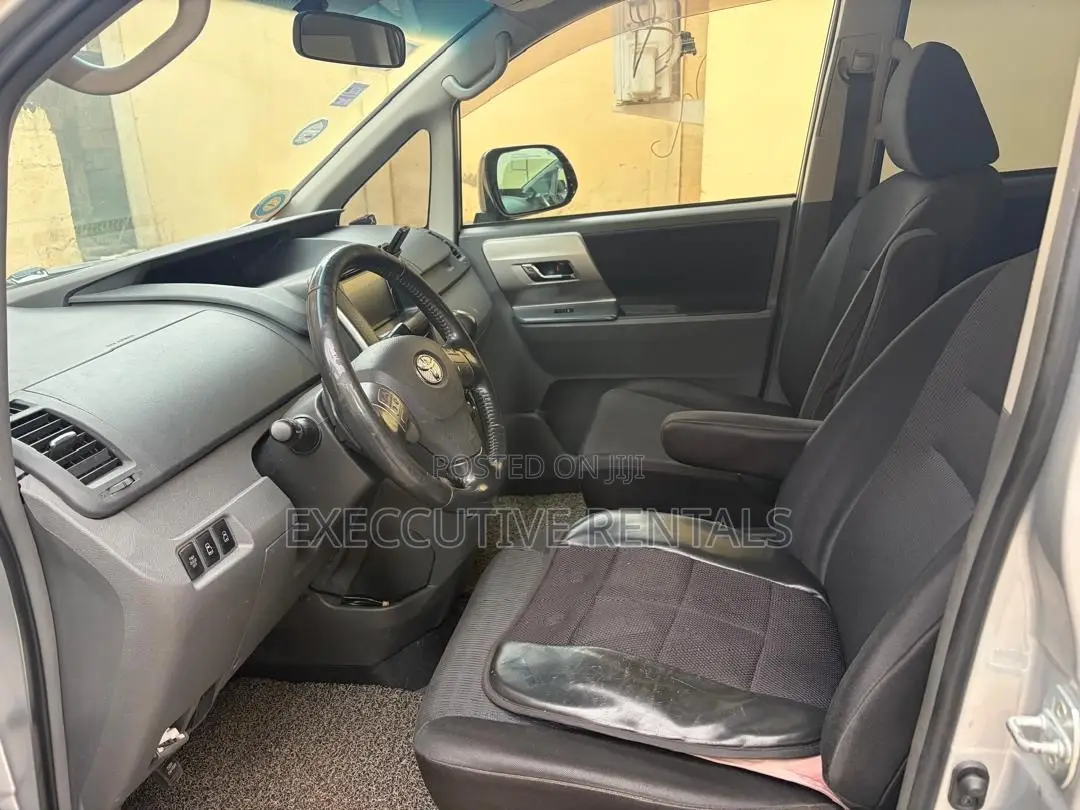 Toyota Voxy 2013 Silver