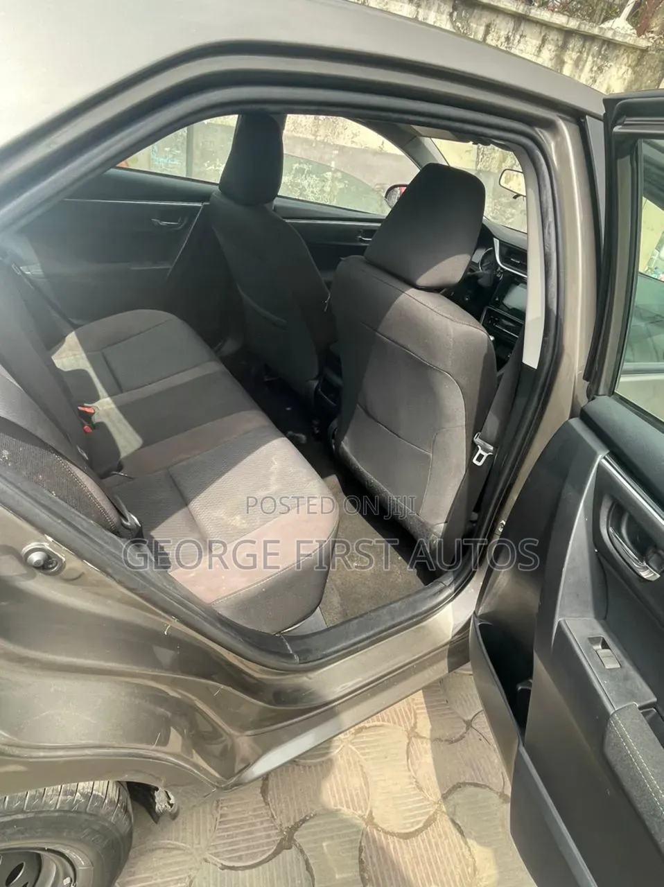 Toyota Corolla LE (1.8L 4cyl 2A) 2018 Gray