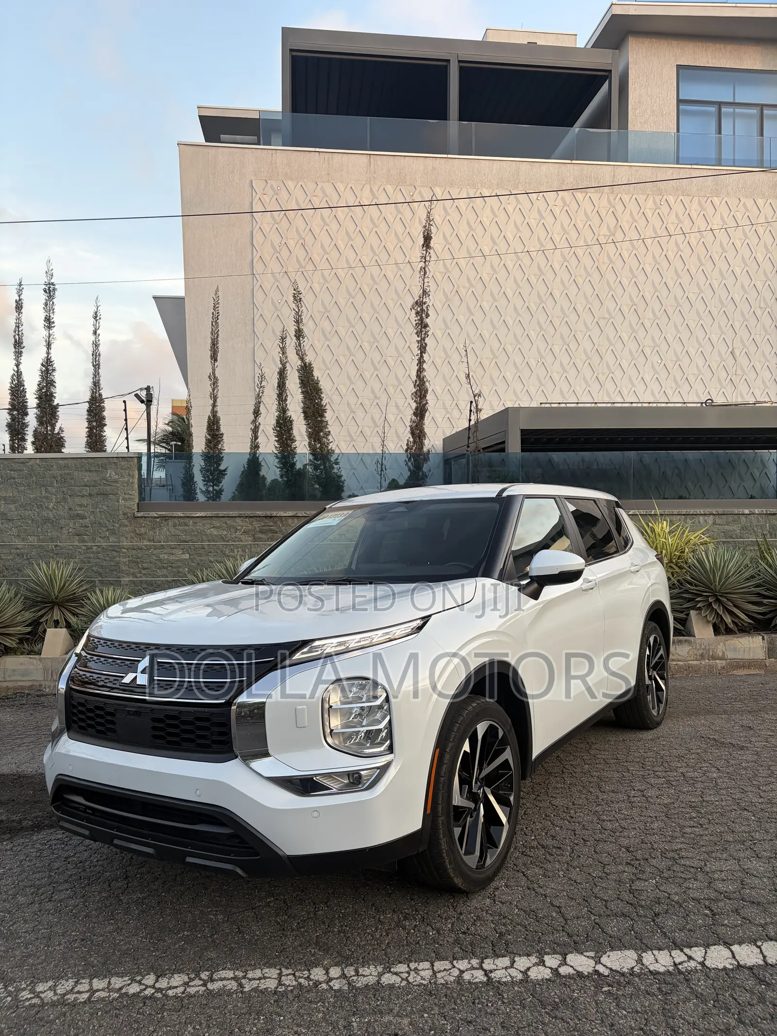 Mitsubishi Outlander 2023 White