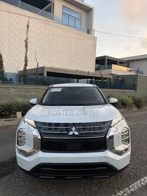 Mitsubishi Outlander 2023 White
