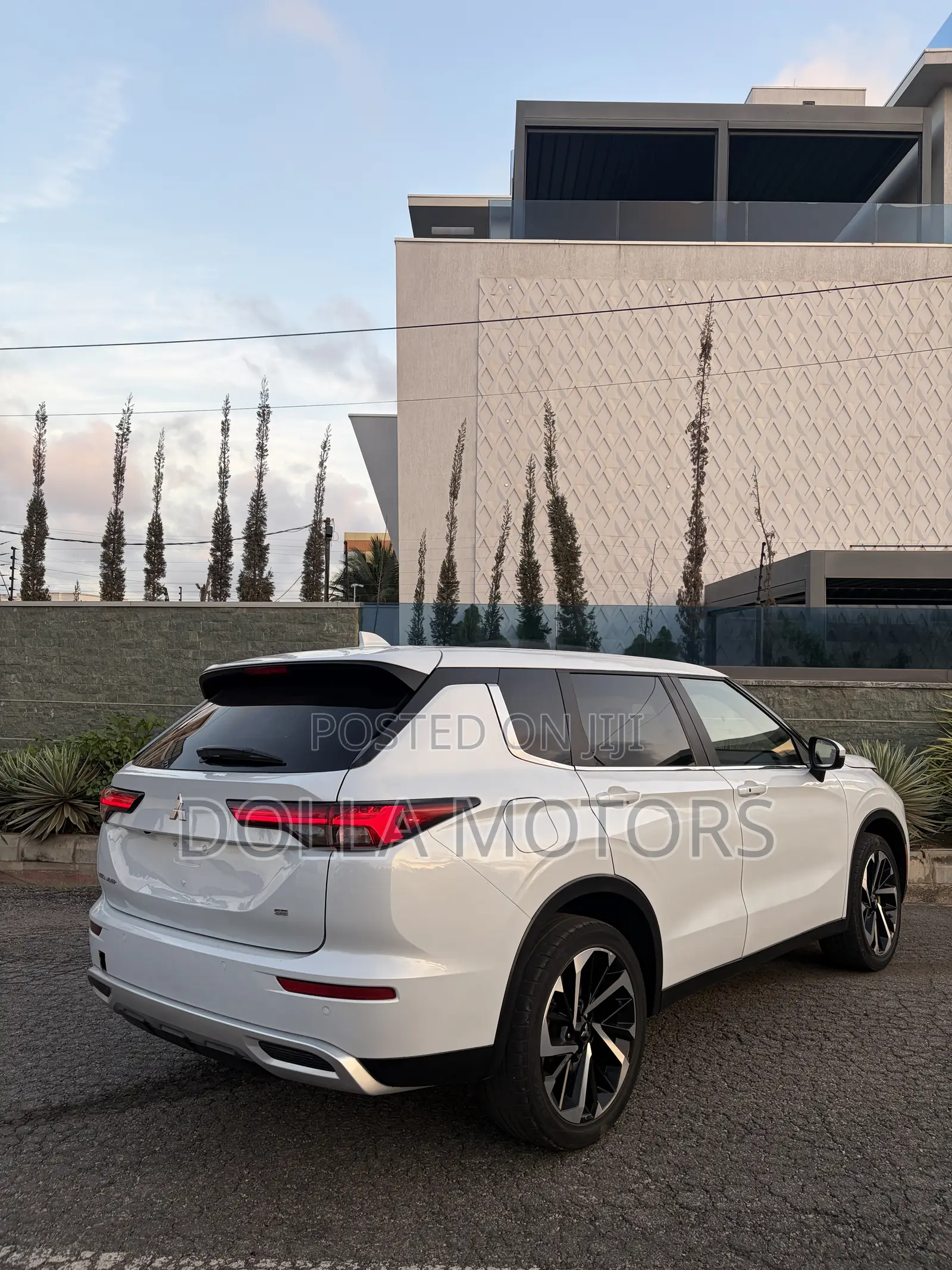 Mitsubishi Outlander 2023 White