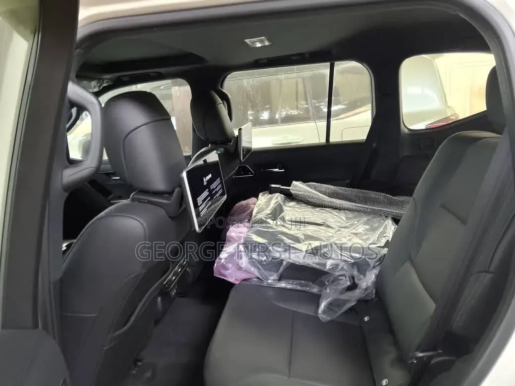 Toyota Land Cruiser LC300 2023 White