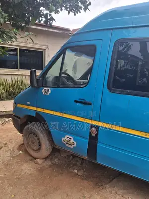 Mercedes-Benz Sprinter 2000 Blue