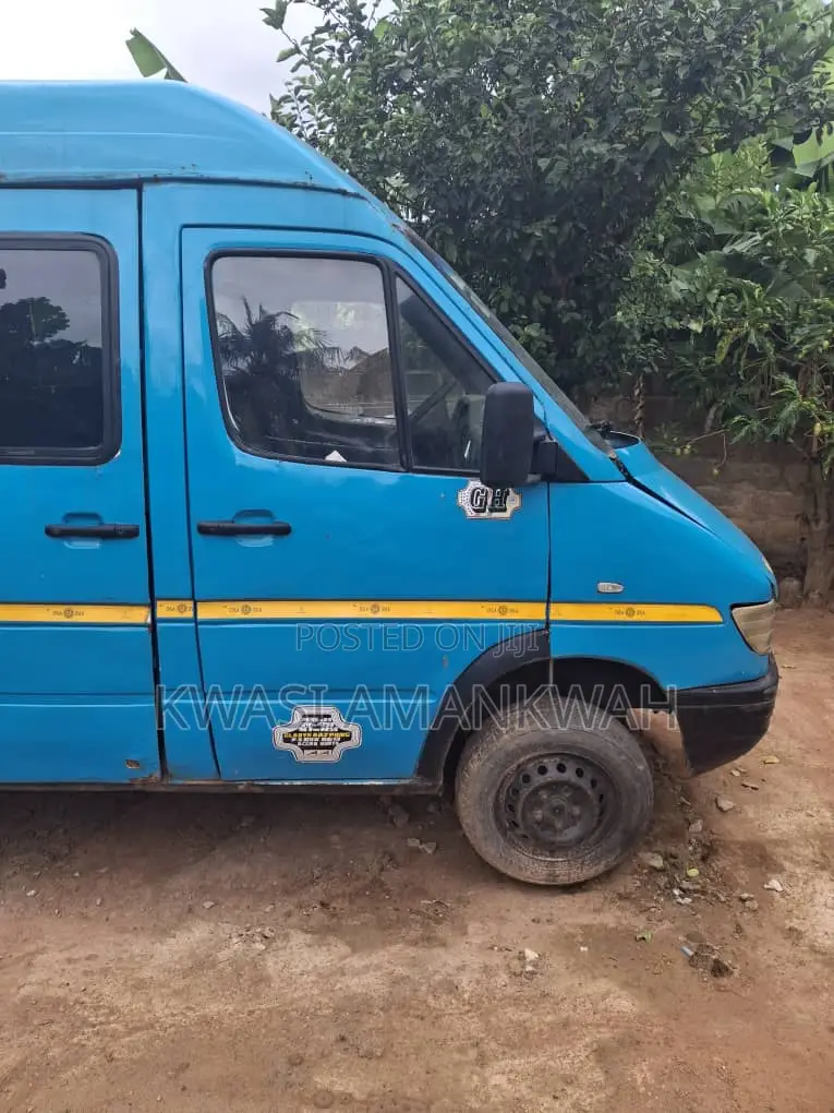 Mercedes-Benz Sprinter 2000 Blue