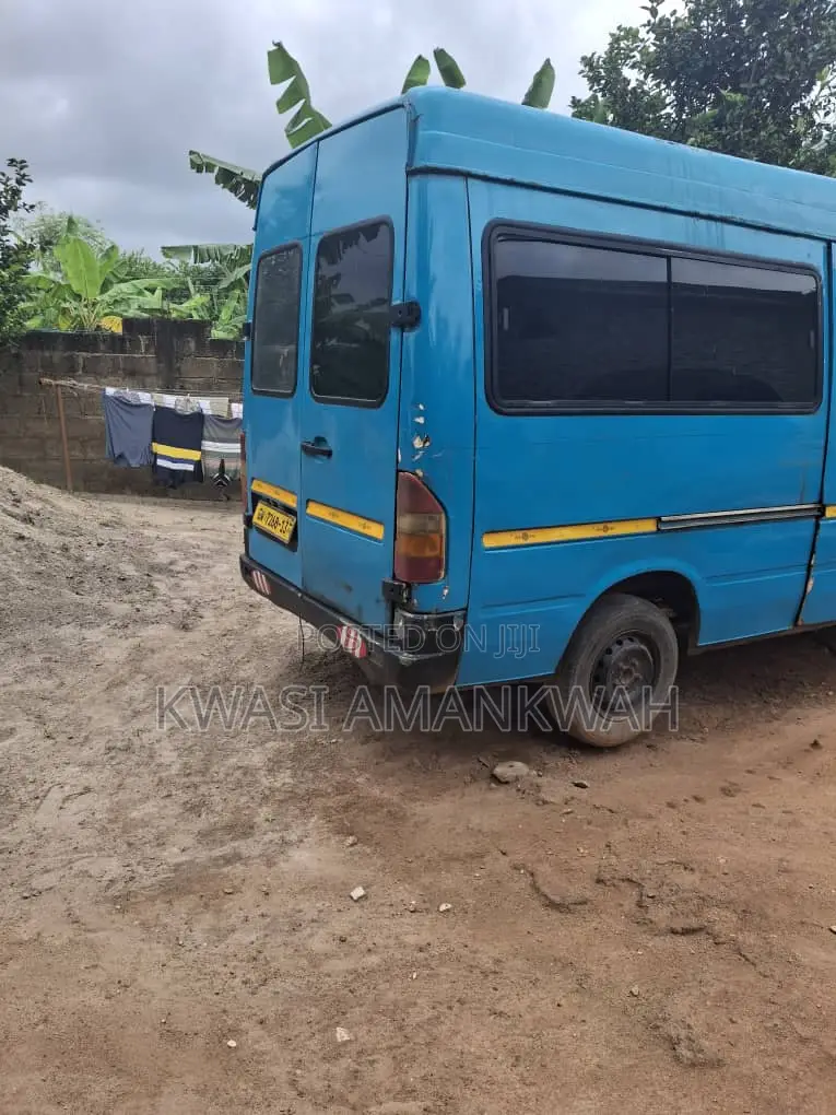 Mercedes-Benz Sprinter 2000 Blue