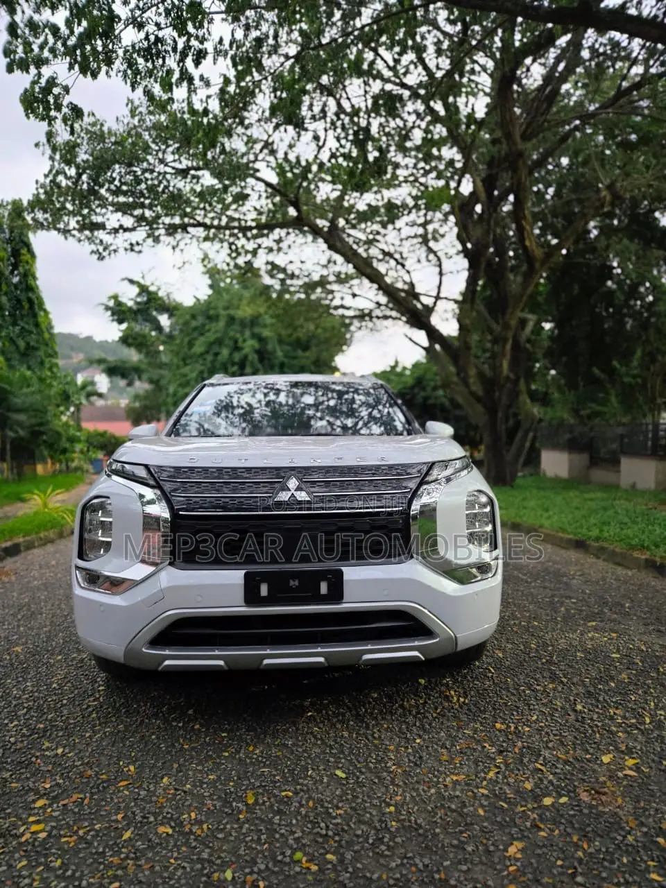 Mitsubishi Outlander 2022 White