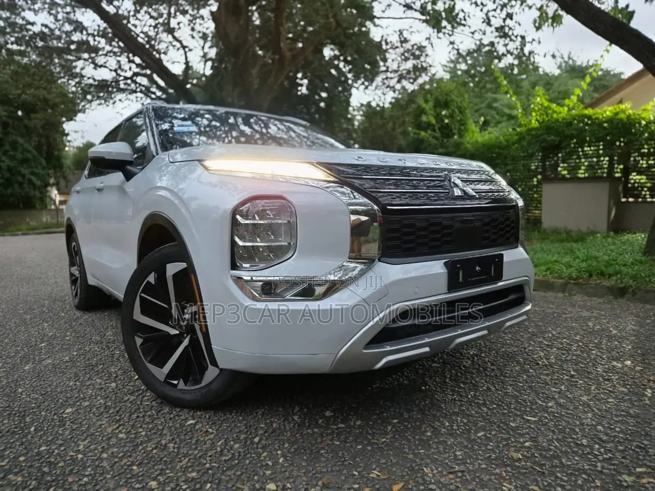 Mitsubishi Outlander 2022 White